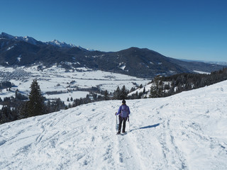 Fototapeta na wymiar Schneeschuhwandern in den Ammergauer Alpen (Bayern)