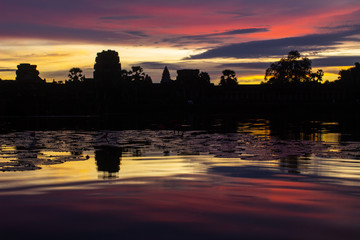 Fototapeta premium Sunrise on Angkor wat temple