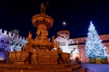 Fototapeta na wymiar Fontana del Nettuno e Albero di Natale in piazza Duomo a Trento