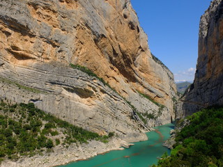 Fototapeta na wymiar Sierra de montsec gorges et falaise en espagne aragon avec eau turquoise et montagne