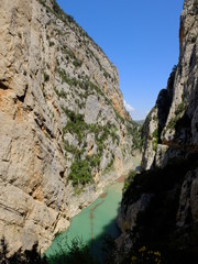 Sierra de montsec gorges et falaise en espagne aragon avec eau turquoise et montagne