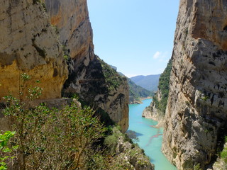 Sierra de montsec gorges et falaise en espagne aragon avec eau turquoise et montagne