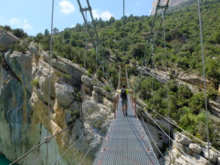 Fototapeta na wymiar pont métallique pour randonneur de la sierra de montsec au dessus de la rivière bleue