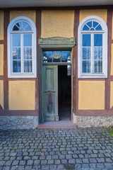 Eingang zu einer historischen Synagoge in Hessen/Deutschland