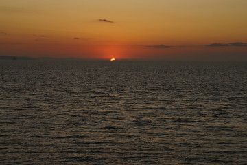 희망을 품고 떠오르는 태양