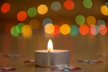 Obraz na płótnie Canvas christmas candles and decorations on bokeh background