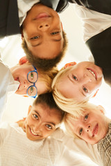 Gruppe glücklicher Kinder als multikulturelle Freunde