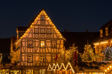 Fachwerkhaus mit Weihnachtsbeleuchtung. während des Altdeutschen Weihnachtsmarkts in Bad Wimpfen...