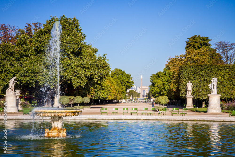 Wall mural Tuileries Garden pond, Obelisk and triumphal arch, Paris, France - Wall murals