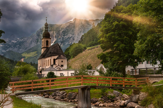 Kirche in einem Dorf im Gebierge