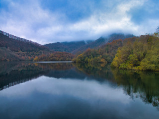 Fototapeta premium Reflejo de la montaña en un embalse en otoño