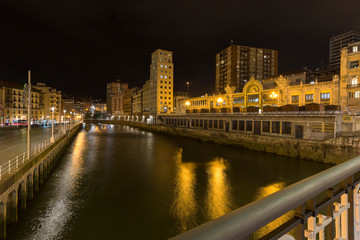 Fototapeta na wymiar Die Stadt Bilbao bei Nacht
