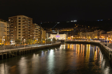 Die Stadt Bilbao bei Nacht