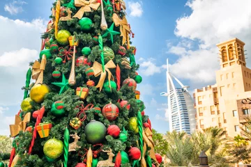 Foto auf Alu-Dibond DUBAI, UAE - DECEMBER 9, 2016: Dubai Madinat Jumeirah Christmas Tree and Burj Al Arab © jovannig