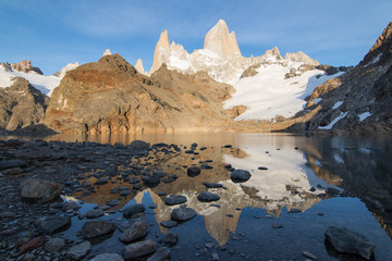 Obraz premium réflexion du Fitz Roy dans la laguna de los tres