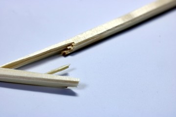 折れた割り箸