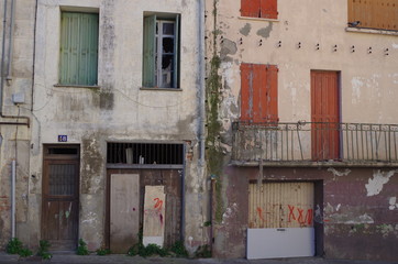 habitat précaire vieux logement insalubre de précarité énergétique et saleté
