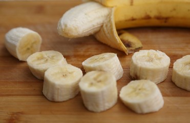 Skin-free banana pieces ready to eat