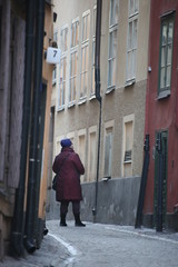 Obraz na płótnie Canvas woman walking on the street