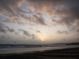 Kitesurfing - sportowcy o zachodzie słońca na jednej z irlandzkich plaż