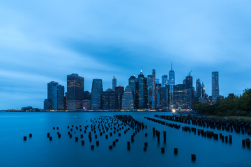 Naklejka premium A cloudy evening by the East River