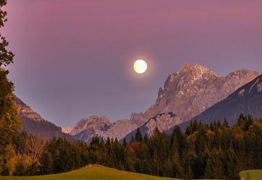 Mond bei dem letzten Tageslicht in helbstlicher F&auml;rbung