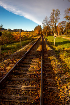 Schienen die in the Horizont f&uuml;hren in der Herbstsonne
