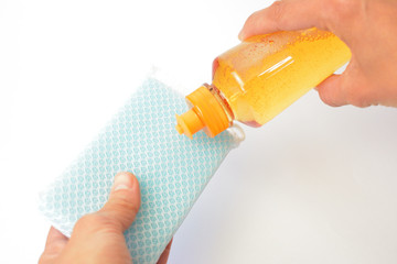 洗剤とスポンジ　食器洗いのイメージ