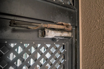 潮風で劣化したドアクローザー