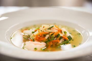 Klare Fischsuppe mit Gemüse