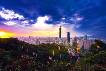 Naklejka premium Taiwan city skyline at twilight View from Elephant Viewpoint.