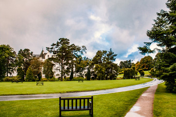 Bank in dem Park vom Blair Castle, Schottland; bewölkt, regnerisch