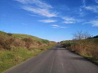 viaggiare su strada asfaltata nella campagna toscana 