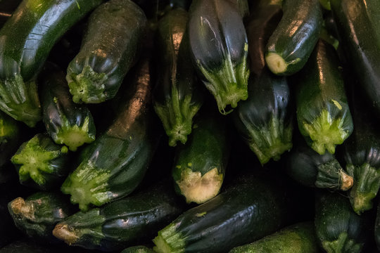 gr&uuml;ne Zucchini &uuml;bereinander liegend