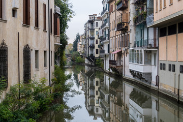 Fototapeta na wymiar Spiegelung einer Häuserfassade in einem Fluss