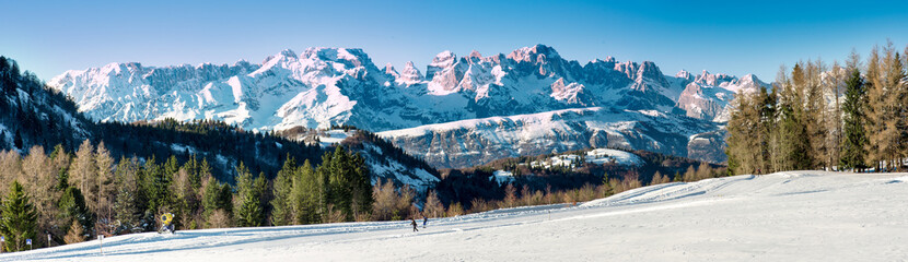 Sciatori sulle dolomiti