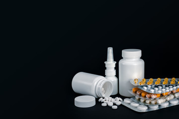 Medikamente bei Erkältung. Tabletten in Blistern und Pillendöschen, Nasenspray und Taschentücher...