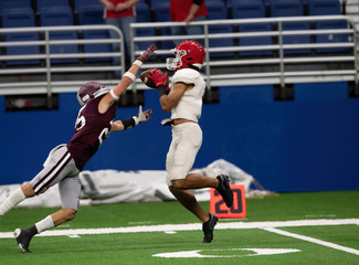 Great action photos of high school football players making amazing plays during a football game © Joe