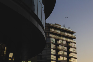 Obraz premium City Hall and an Airplane at Dusk, London