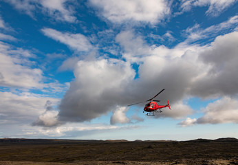 Helikopter Hubschrauber Rotor rot Island Iceland Fluggerät abheben landen fliegen Landung Start Reise Rettung Technologie Tourismus Vulkan Krater Þríhnúkagígur volcano Attraktion Lavafeld Reykjavik © ON-Photography