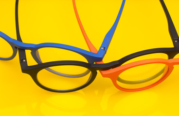 Gafas modernas sobre fondo amarillo