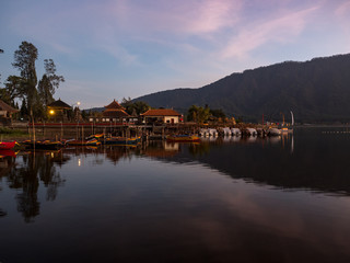 Fototapeta premium Indonesia, november 2019: A beautiful sunrise at a Lake Bratan with UlunDanu temple,Bali
