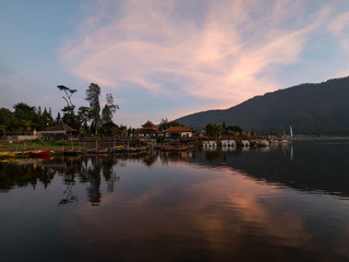 Fototapeta na wymiar Indonesia, november 2019: A beautiful sunrise at a Lake Bratan with UlunDanu temple,Bali