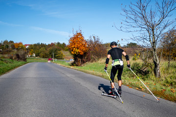 Sportowiec na nartorolkach