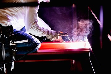 工場で溶接をする職人