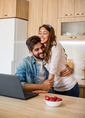 They're surfing the net together