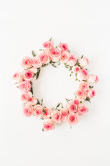 Obraz premium Round frame border of pink rose flower buds on white background. Mockup blank copy space. Flat lay, top view floral composition.