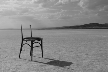 Una sedia in Cappadocia, lago Tuz Golu, Turchia