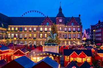 Fototapeta na wymiar Weihnachtsmarkt Düsseldorf Marktplatz