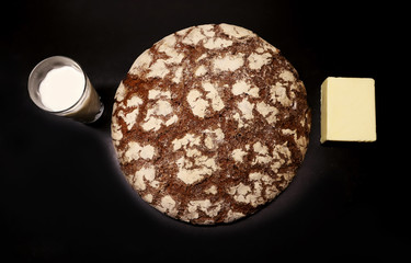 Sauerteigbrot mit einem Stück Butter